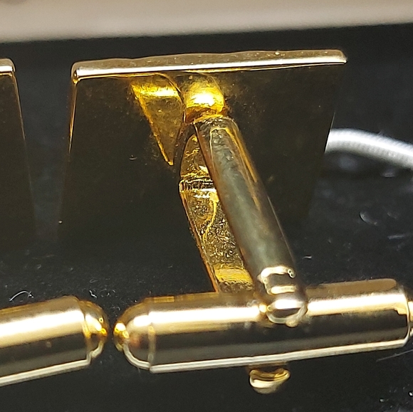 A Set of Gold Colored UN-Monogramed Stylish Cuff Links - Picture 6 of 8